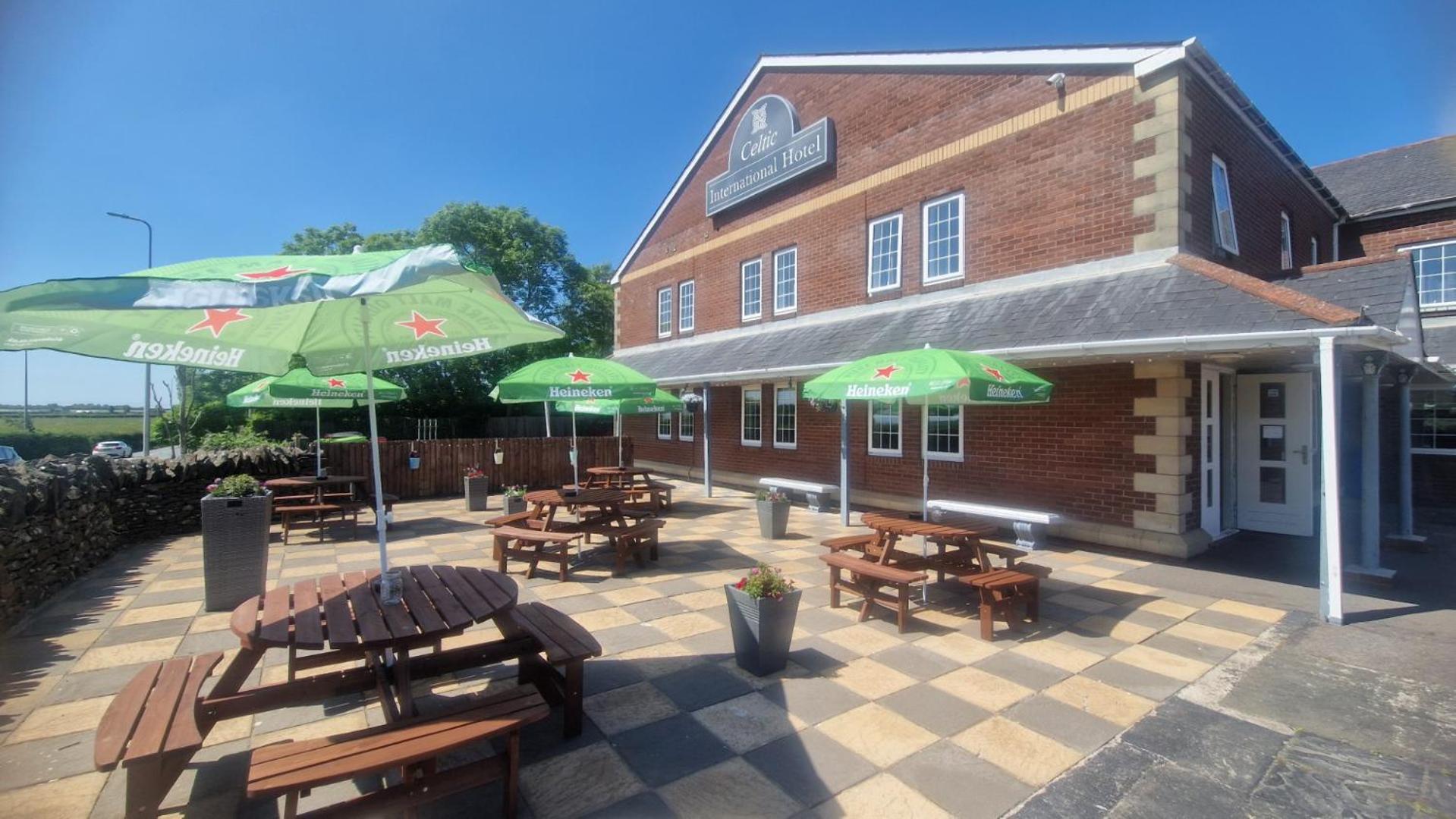 Celtic International Hotel Cardiff Airport Бари Екстериор снимка